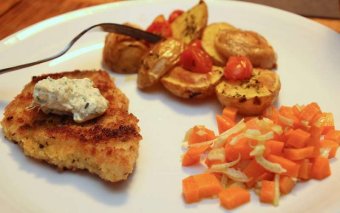 Frasig kalkonschnitzel med kronärtskockskräm och rostad potatis