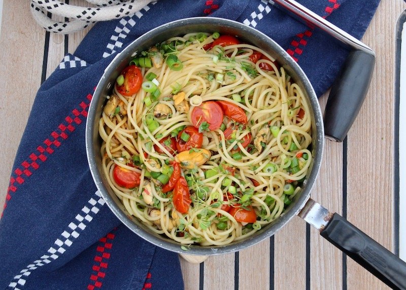 Spaghetti med musslor och rostade tomater